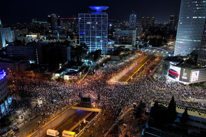 Israelis in the streets of Tel Aviv, April 8, 2023, to demonstrate against the government of Binyamin Netanyahu.