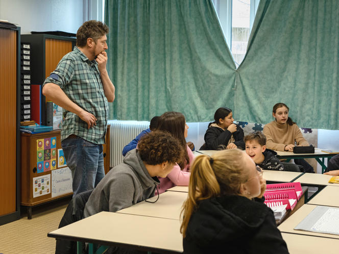 Professor Arnaud Lamarre with his 4th grade students from Boris-Vian college, in Coudekerque-Branche (Nord), March 14, 2023.
