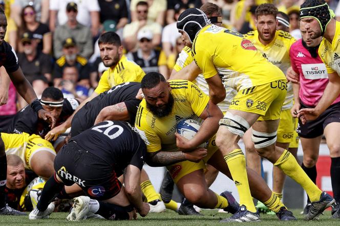 Ball in hand, the La Rochelle pillar Uini Atonio won against the forwards of Saracens, during the quarter-finals of the Champions Cup, at the Marcel-Deflandre stadium, on April 9, 2023.