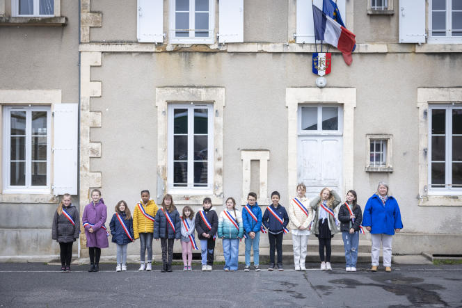 A teacher and students from the Albert-Camus primary school in La Machine (Nièvre) are preparing to welcome the Prime Minister, Elisabeth Borne, and Pap Ndiaye, Minister of National Education, Friday March 31, 2023.