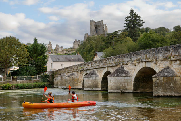 Canoeing on the Loir, in the village of Lavardin, renowned for its old fortified castle and its Gothic bridge.