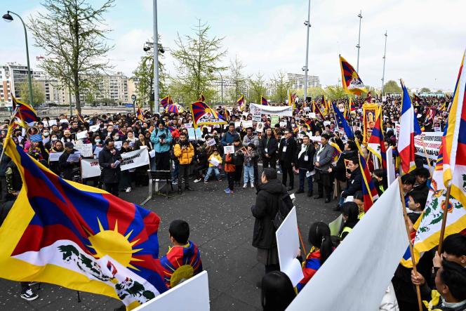 Protesters gathered in Paris on April 22, 2023 to support the Dalai Lama.  The crowd, estimated at several hundred, waved Tibetan flags, and many participants showed portraits of the spiritual leader.