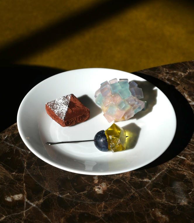 Bites created for Prada, on the occasion of the presentation of a new collection, in May 2022: dark chocolate and sesame disc, 