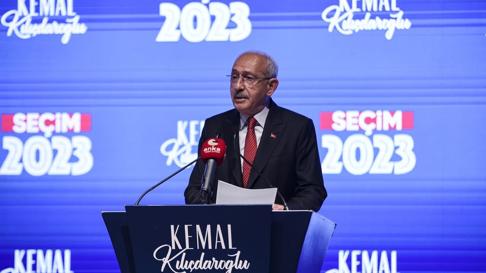 Kemal Kilicdaroglu behind a lectern