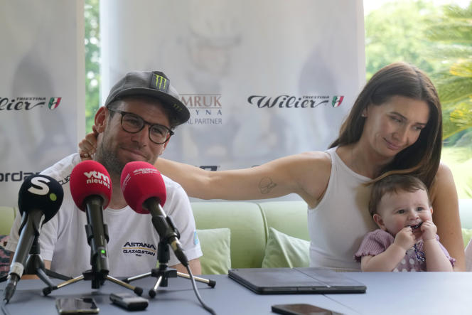 British cyclist Mark Cavendish, his wife, Peta Todd, and their daughter at a press conference in Coccaglio (Lombardy), May 22, 2023. 