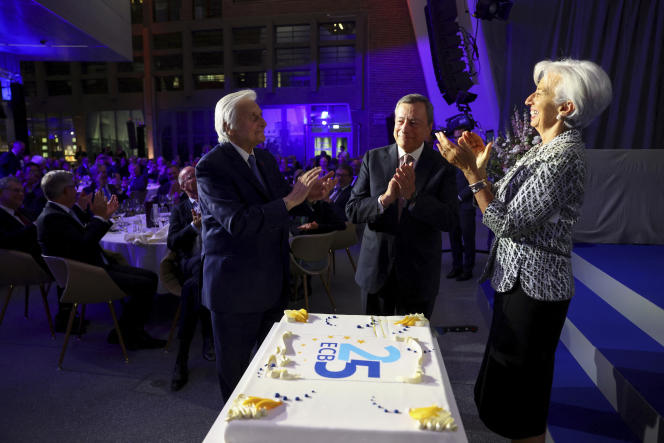 ECB President Christine Lagarde with two of her predecessors, Jean-Claude Trichet (left) and Mario Draghi (centre) gathered around the birthday cake celebrating the 25th anniversary of the monetary institution, in Frankfurt, May 24, 2023