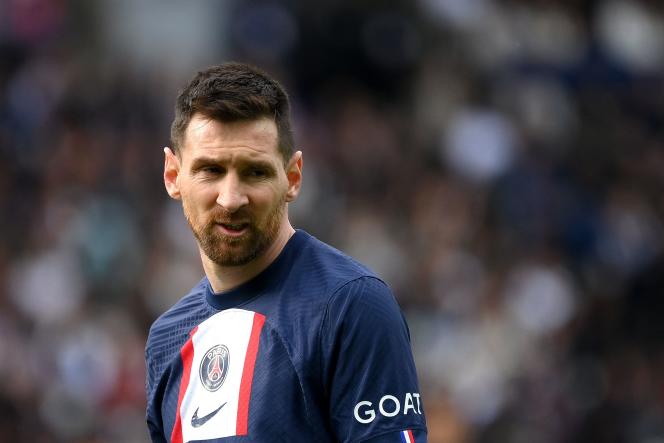 Lionel Messi, disappointed, after the defeat of Paris Saint-Germain (PSG) in Ligue 1, against FC Lorient, at the Parc des Princes, April 30, 2023.