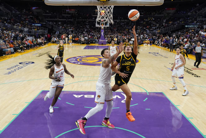 Brittney Griner (in the center of the image, under the basket) during a game between the Phoenix Mercury and the Los Angeles Sparks, in Los Angeles, on May 19, 2023.