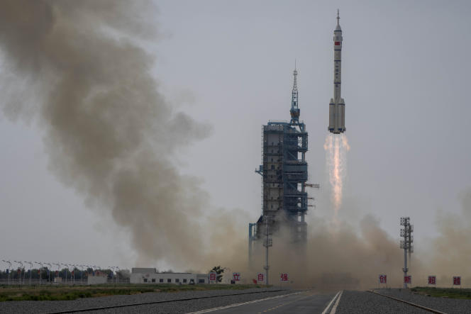 The launch of the Chinese rocket as part of the Shenzhou-16 mission, on May 30, 2023, from the Jiuquan launch pad in the Gobi desert.