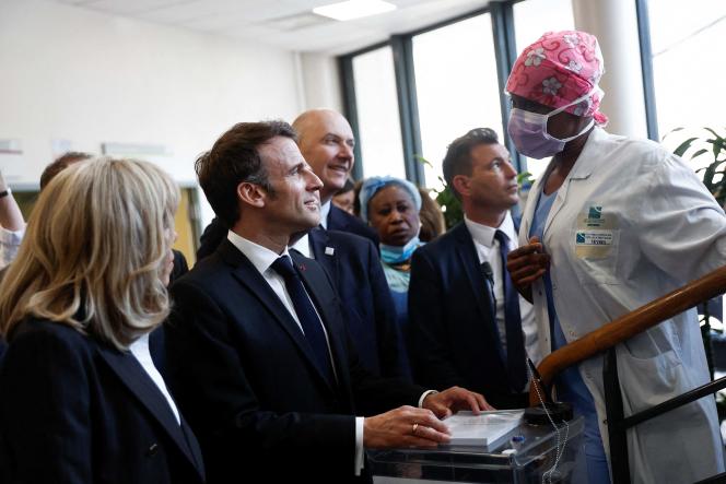 Emmanuel Macron during his visit to the laboratory of the Institut Curie, in Saint-Cloud (Hauts-de-Seine), on May 16, 2023.