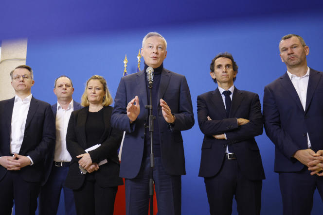 From left to right, Dominique Schelcher, CEO of Système U, Olivia Grégoire, Minister Delegate for Trade, Bruno Le Maire, Minister of the Economy, Alexandre Bompard, CEO of Carrefour and Thierry Cotillard, President of the Les Mousquetaires group, on 6 March 2023 in Paris.