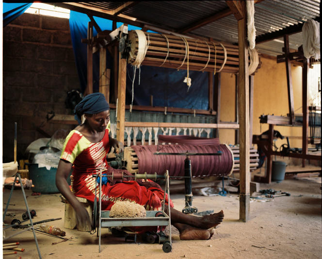 In Koudougou, a village west of Ouagadougou, craftswomen from Loong Neeré practice dyeing techniques, which will be used to color organic cotton yarns and fabrics.  Here in 2021.