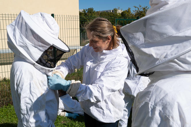 Students from Paris-VIII are trying their hand at beekeeping on campus.