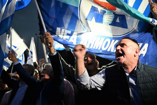 New Democracy activists exult at the announcement of the results of exit polls on May 21, 2023 in Athens.  According to the first partial results, the outgoing Prime Minister's Conservative Party is largely in the lead, but does not reach an absolute majority. 