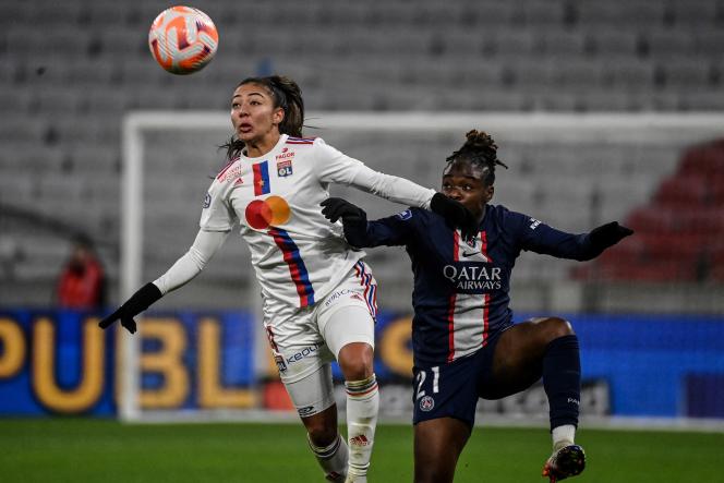 Lyonnaise Selma Bacha (left) against Parisian Sandy Baltimore during the 11th day of D1 Arkéma, at Groupama Stadium in Décines-Charpieu, December 11, 2022.
