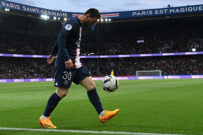 Argentinian striker Lionel Messi, before taking a corner during PSG-Ajaccio, Saturday May 13, 2023 at the Parc des Princes.