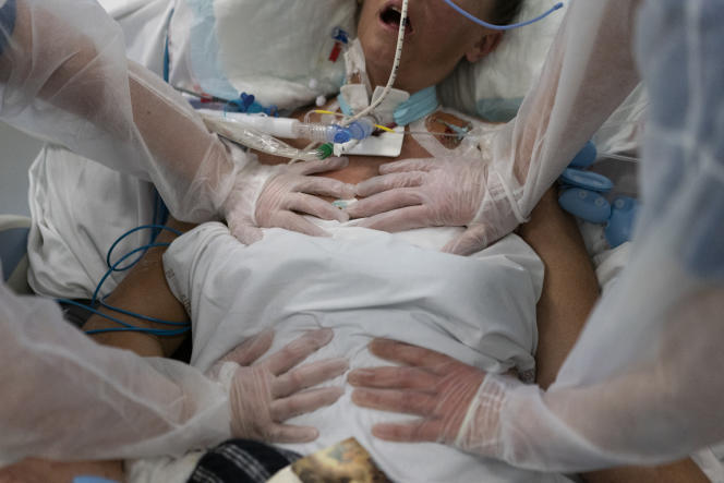 Nurses at the bedside of a patient suffering from COVID-19 at the Timone hospital in Marseille, December 31, 2021. The use of invasive devices such as respiratory assistance increases the risk of occurrence of a nosocomial disease.