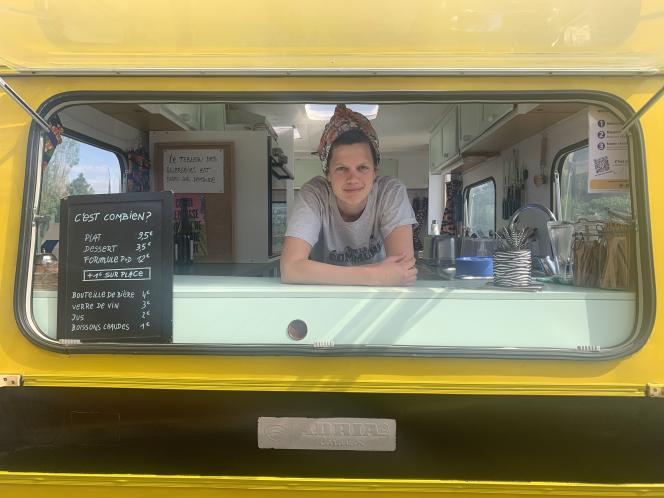 Pauline Potteeuw has converted her 10 square meter caravan into a food truck that can accommodate up to four customers at a time.  In Rezé (Loire-Atlantique).