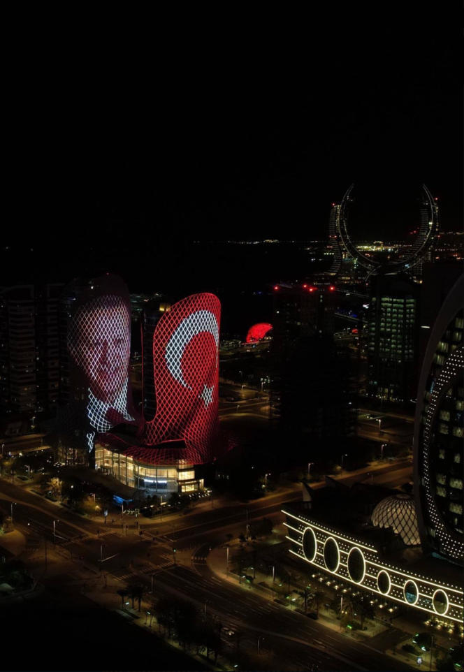 The Al-Jaber towers in Lusail (Qatar), decorated to salute Recep Tayyip Erdogan's victory in the presidential election (Twitter screenshot), May 28, 2023.