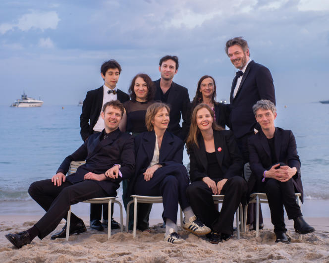 The actors of the film “Anatomy of a fall”, in the background: Milo Machado Graner, Saadia Bentaieb, Arthur Harari, Anne Rotger, Samuel Theis;  in the foreground, Antoine Reinartz, Sandra Hüller, director Justine Triet and Swann Arlaud, in Cannes, May 21, 2023.