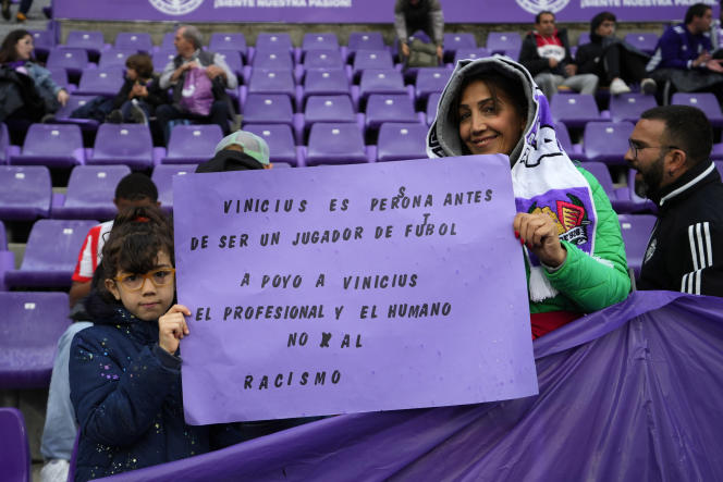 A sign on which we can read in Spanish: “Vinicius is a person before being a football player.  I support Vinicius, the professional and the human, no to racism”, before the La Liga match between Valladolid and FC Barcelona, ​​​​at the José Zorrilla stadium, in Valladolid, on May 23, 2023.