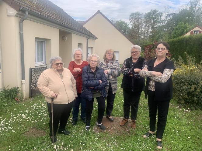 From left to right: Annie, Jacqueline, Annick, Pierrette, Colette and Danielle, on May 4, 2023, in the housing estate for the elderly on rue des Anciennes-Ecoles in Ouzouer-le-Marché (Loir-et-Cher).  Veronique is missing.