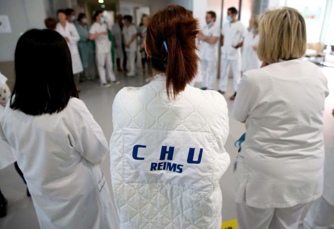 The medical staff of the CHU de Reims observed a minute of silence, Wednesday May 24. 