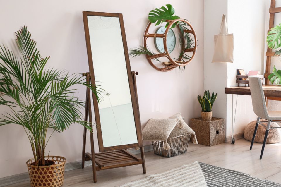 Store worn clothes: standing mirror with storage compartment