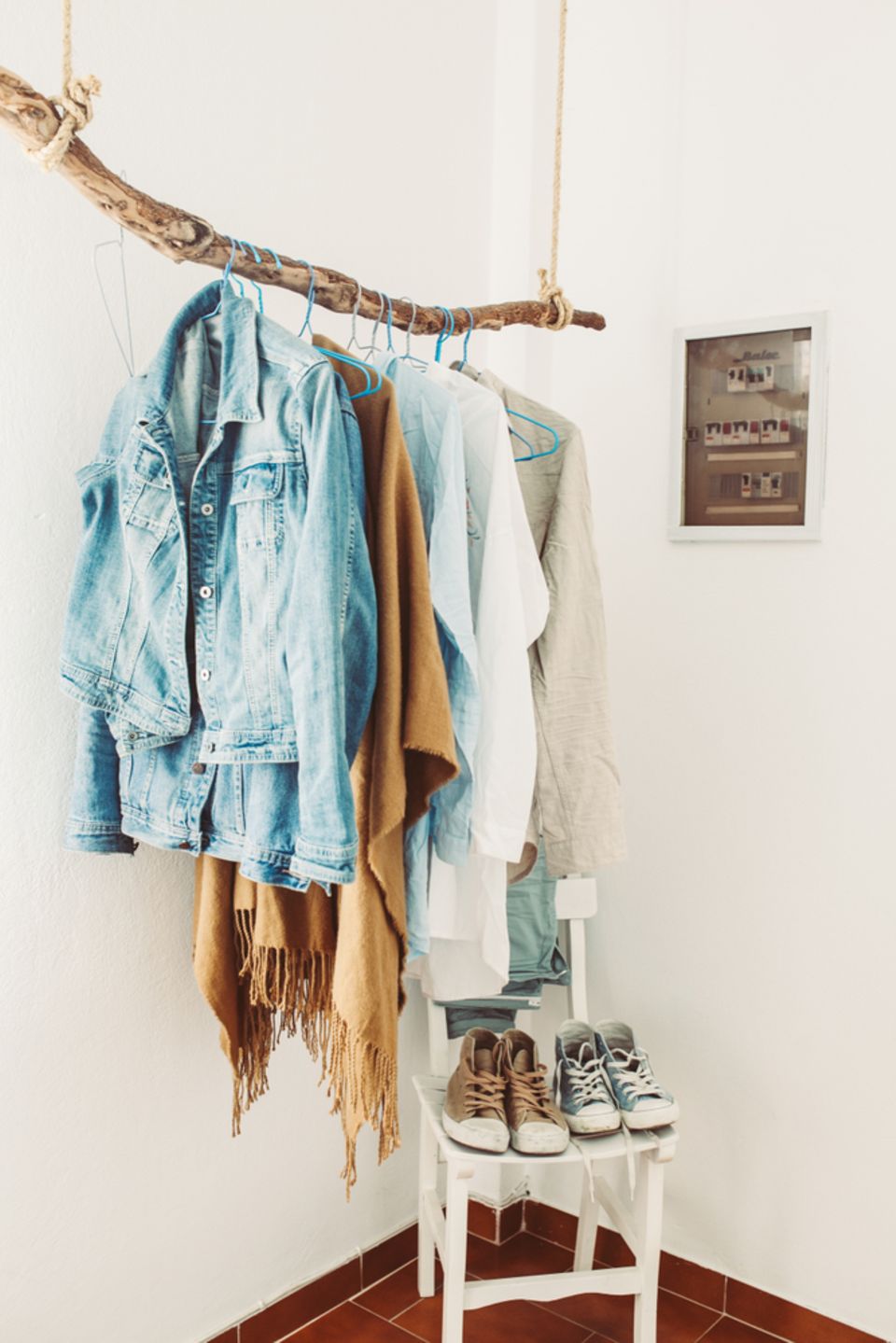 Store worn clothes: clothes rail made from a tree trunk