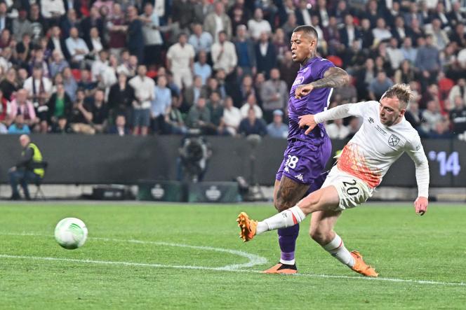 West Ham player Jarrod Bowen (white jersey) scored the decisive goal in the final Europa League Conference final against Fiorentina on June 7, 2023 in Prague.