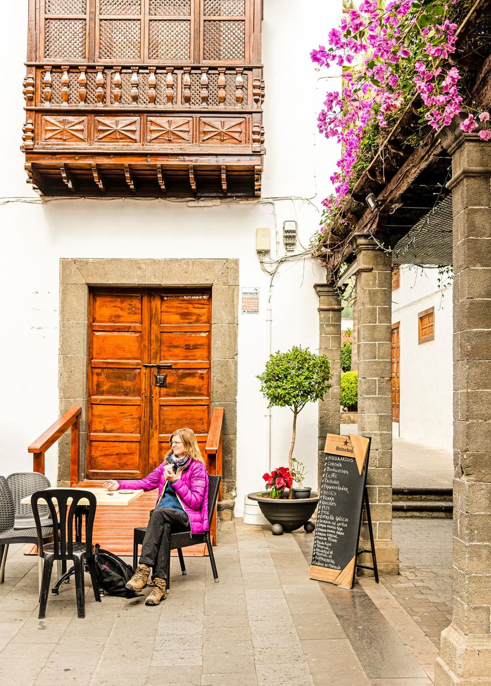 Enjoy! Unsere Autorin entspannt in einem Café in der entzückenden Altstadt von Los Llanos.