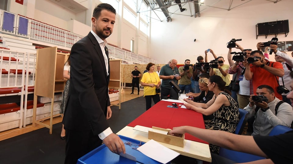 Milatovic puts his vote in the ballot box.