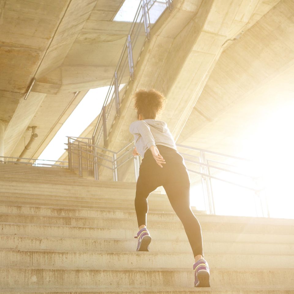 Woman climbs stairs: These 5 fitness hacks turn your walk into a workout