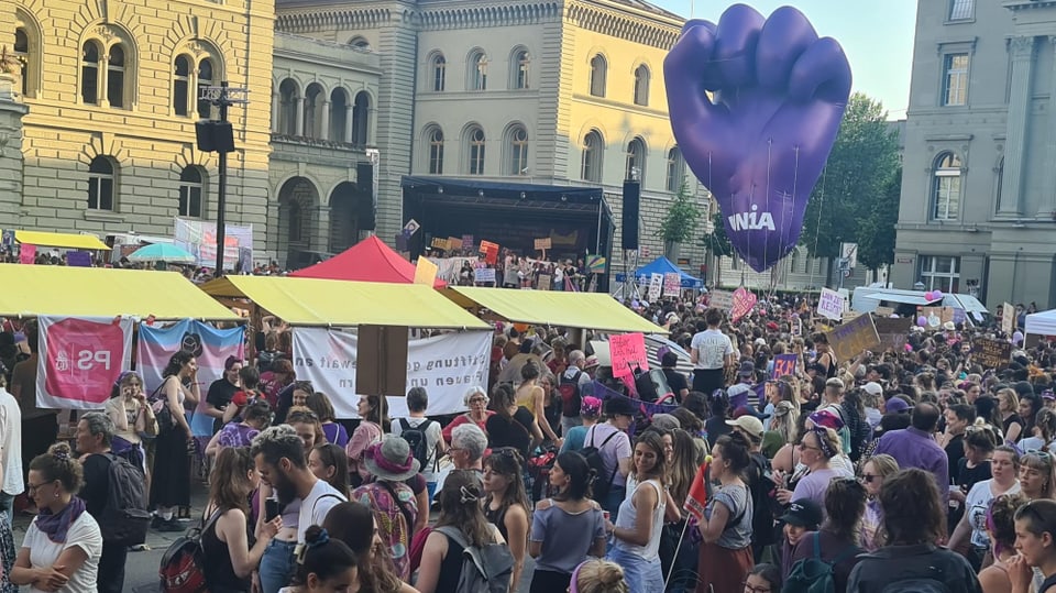 Over 1000 women, children and sympathizers take part in the feminist Landsgemeinde.
