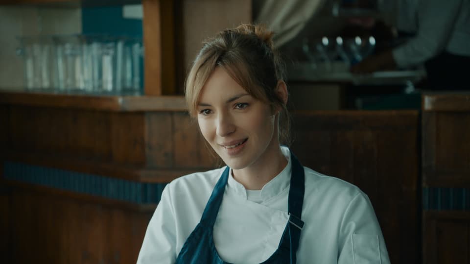 The smiling chef of the mountain restaurant: Léa, played by Louise Bourgoin.
