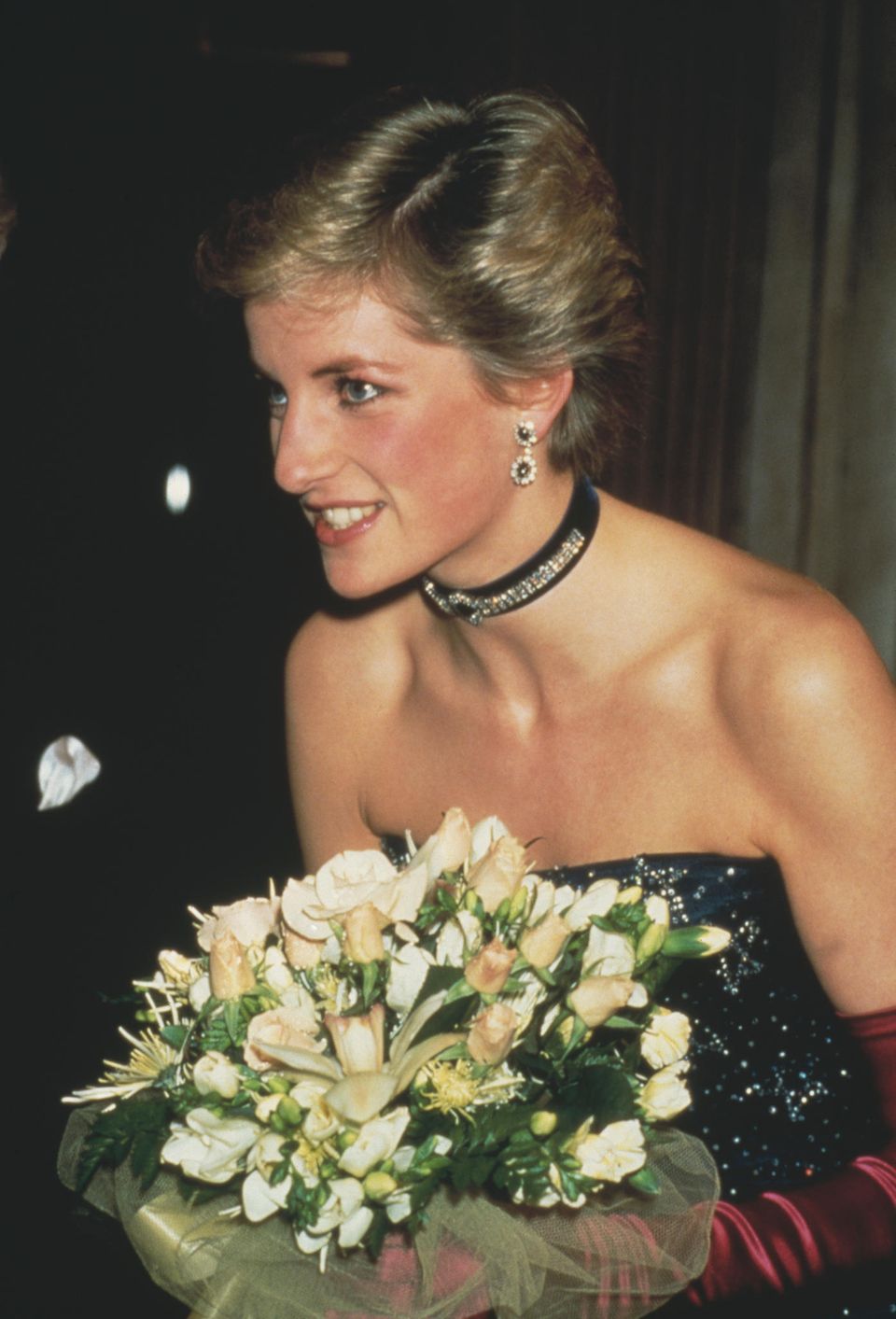 Lady Diana in 1986, at the gala performance of the musical "The Phantom of the Opera" in London, she wears the sapphire earrings.