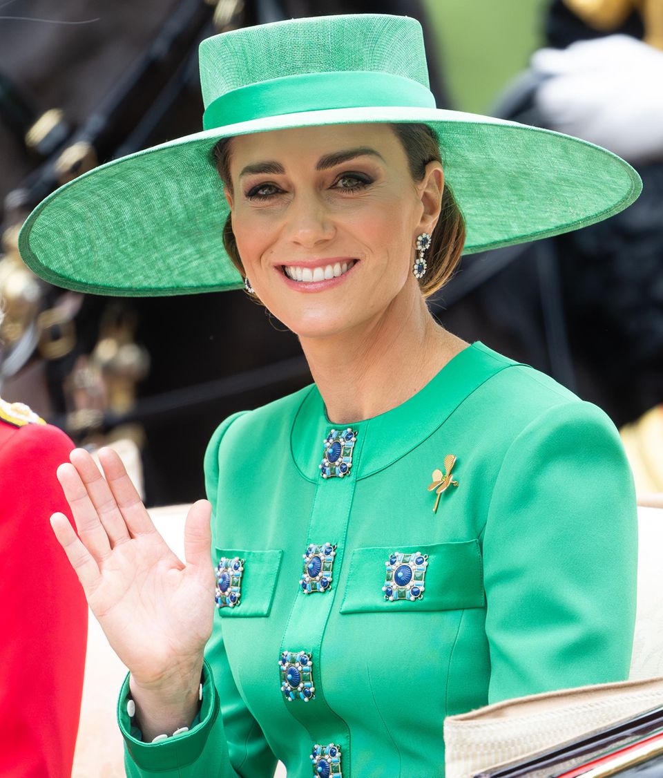 Catherine, Princess of Wales wears the Cartier gold shamrock.