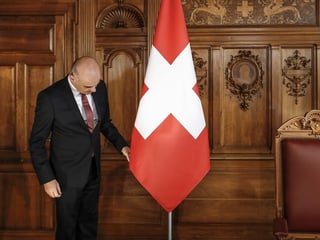 Berset tugs at the Swiss flag before the August 1st speech.
