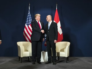Berset shakes hands with Trump.