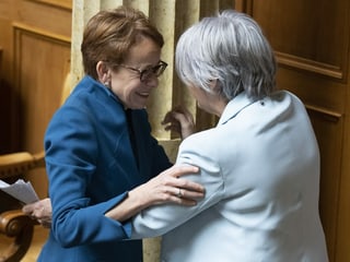 Eva Herzog congratulates Elisabeth Baume-Schneider in the Federal Palace and hugs her