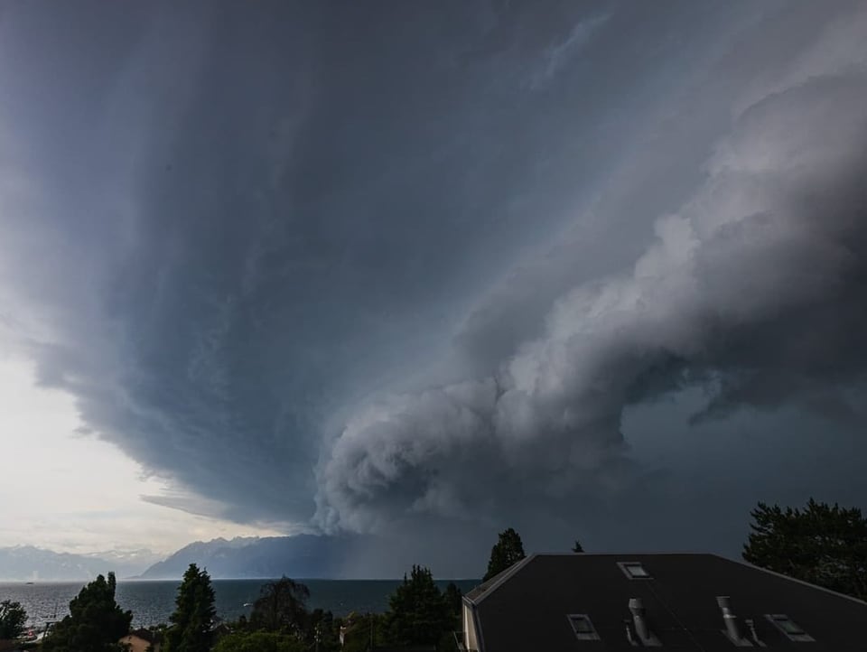 Very strong supercell fast approaching Lausanne, currently strong winds and rain