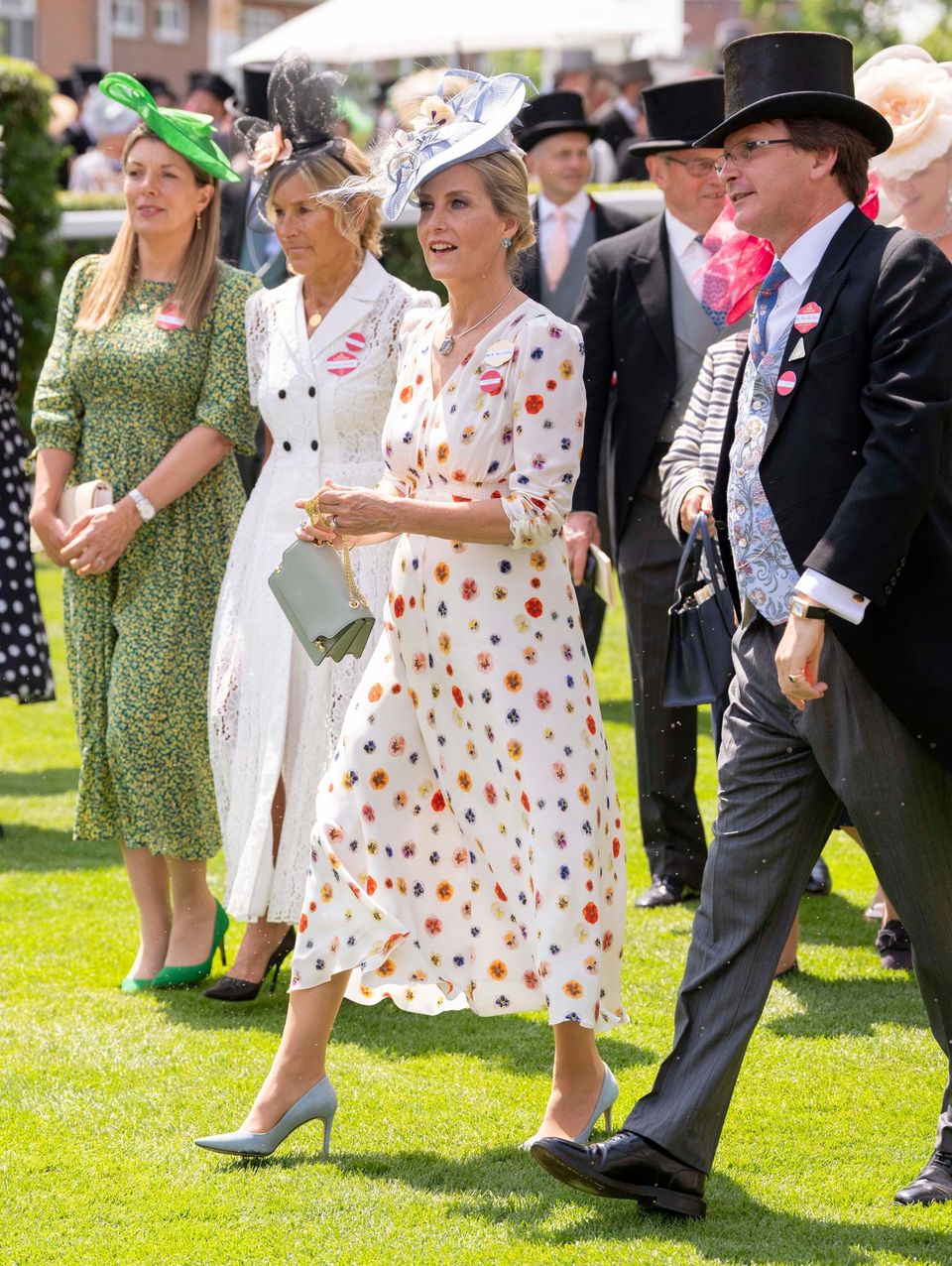 A precision landing: on the third day of the Royal Ascot horse race, Duchess Sophie puts on a colorful polka dot dress that makes her look much fresher and younger.  The light blue hat, the lime green bag, with matching shoes are other color accents that harmonize perfectly. 
