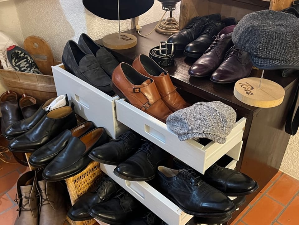 Men's shoes, which lie in drawers and are nicely arranged