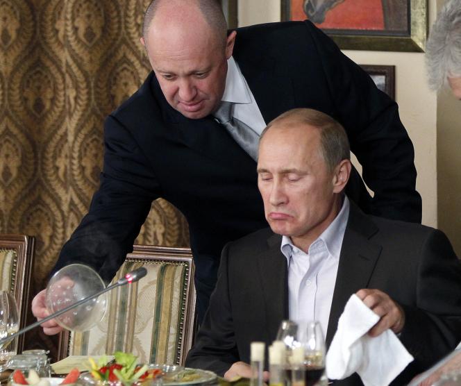Vladimir Putin (then Prime Minister) and Evgueni Prigojine, in the restaurant of the second, in Moscow, November 11, 2011.