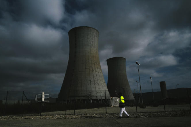 In front of the two cooling towers of the Tricastin nuclear power plant, in Saint-Paul-Trois-Châteaux (Drôme), January 26, 2023.