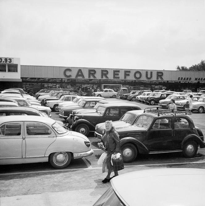 The car park of the first Carrefour hypermarket, which opened its doors on June 15, 1963, in Sainte-Geneviève-des-Bois (Essonne).