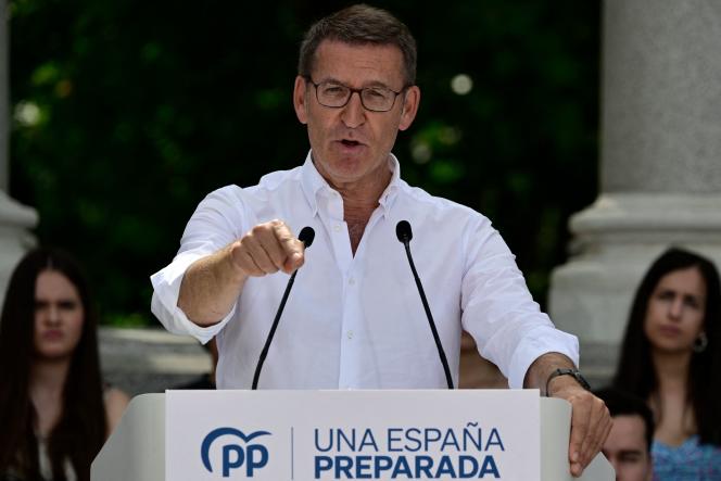 The leader of the Popular Party (right), Alberto Nunez Feijoo, during a campaign rally, in Madrid (Spain), June 18, 2023.  