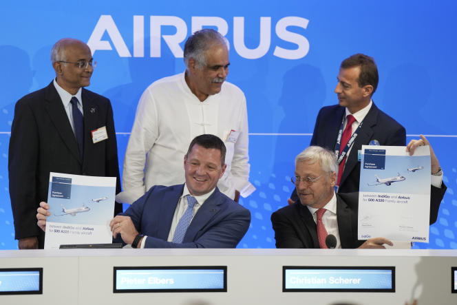Pieter Elbers, CEO of IndiGo (bottom left), Christian Scherer, Commercial Director and International Director of Airbus (bottom right), and, from left to right, MM.  Venkataramani Sumantran, Rahul Bhatia, of IndiGo, and Guillaume Faury, CEO of Airbus, at Le Bourget (Seine-Saint-Denis), June 19, 2023.