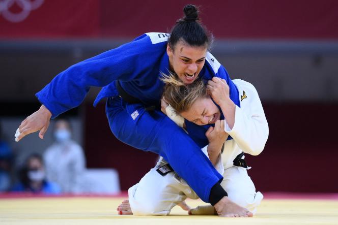 The French Margaux Pinot (in white) against the Greek Elisavet Teltsidou, in the first round (− 70 kg) of the Tokyo Olympics, July 28, 2021.