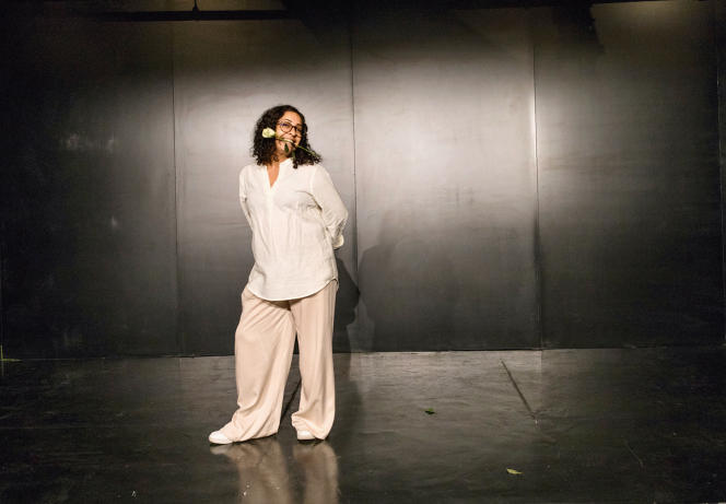 Lana Komsany, on the stage of the Fennec space, in Jeddah, on the occasion of the performance of her play 